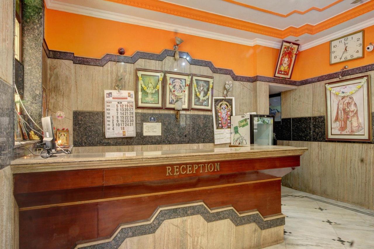 העיר בנגלור Spot On Radha Krishna Deluxe Lodge Near Cubbon Park מראה חיצוני תמונה